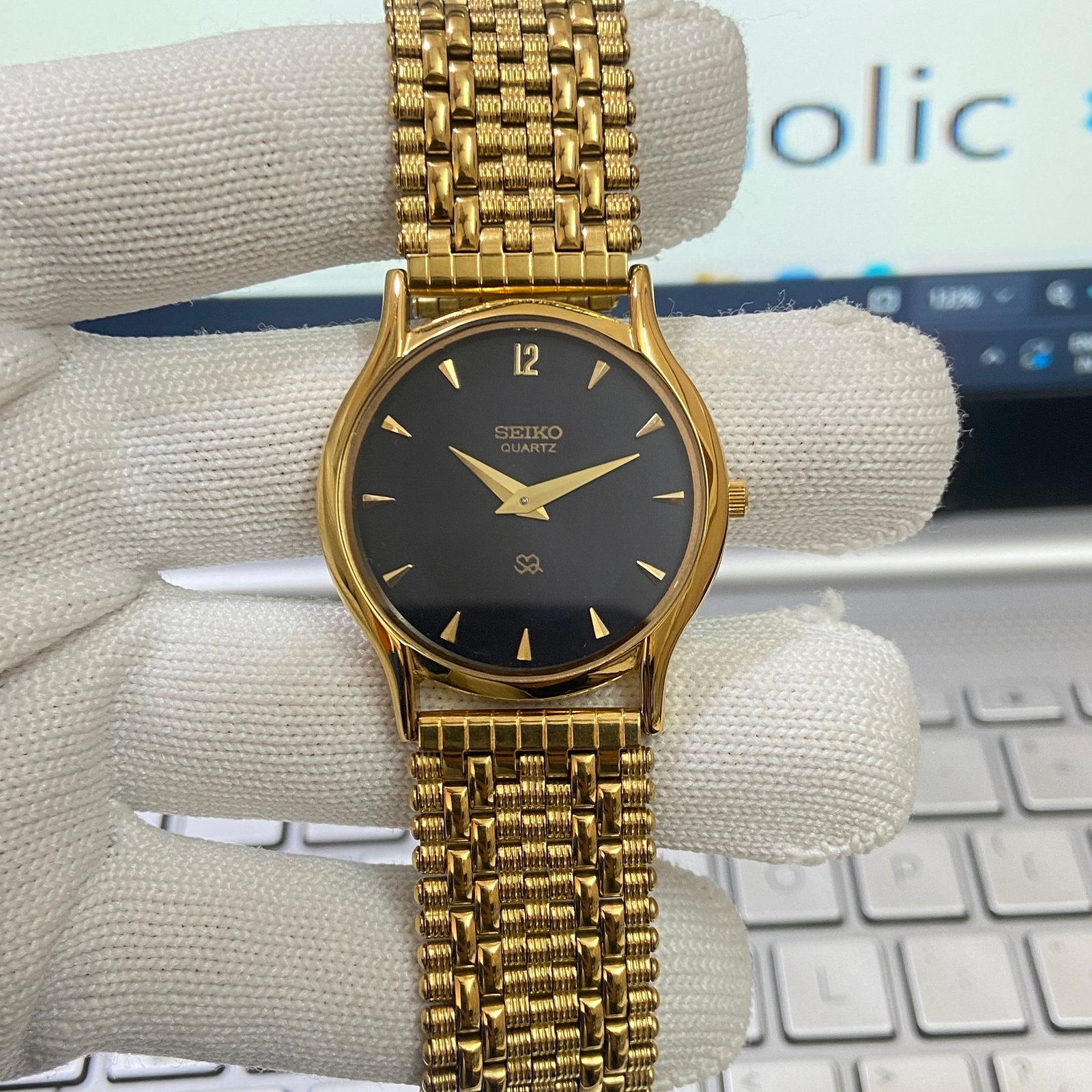 Vintage Seiko Slim Quartz Black Face Golden Looser Chain Not Adjustable Men's Wrist Watch C22